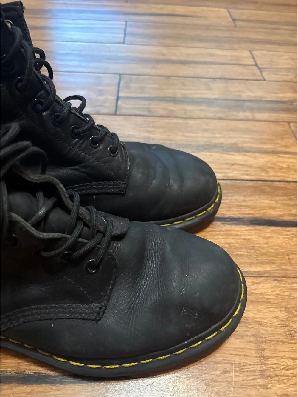 Dr. Martens Men’s 1460 Size 8 USA UK 7 Black Leather Lace-Up Combat Boots 8-eye